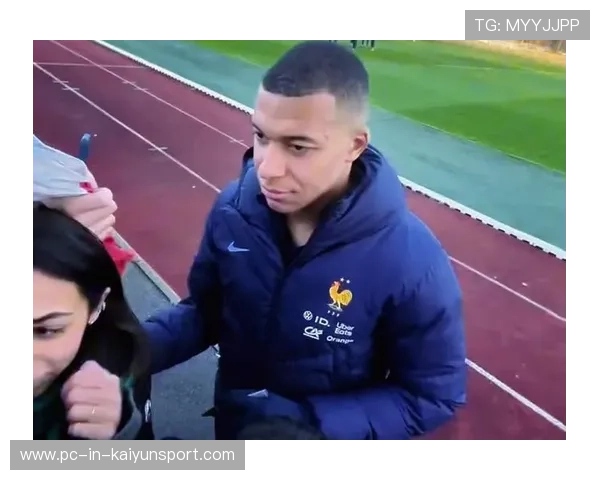 姆巴佩深夜在街头为粉丝签名被保镖拉走的细节曝光