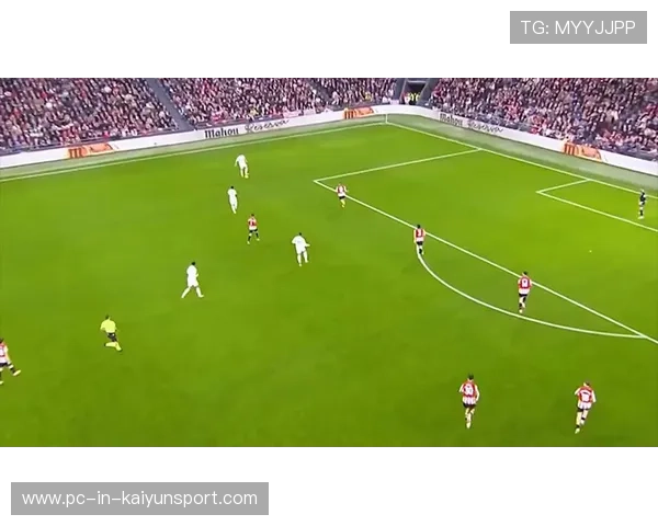 姆巴佩反击中极限停球接着强势突破：速度与技巧的完美结合