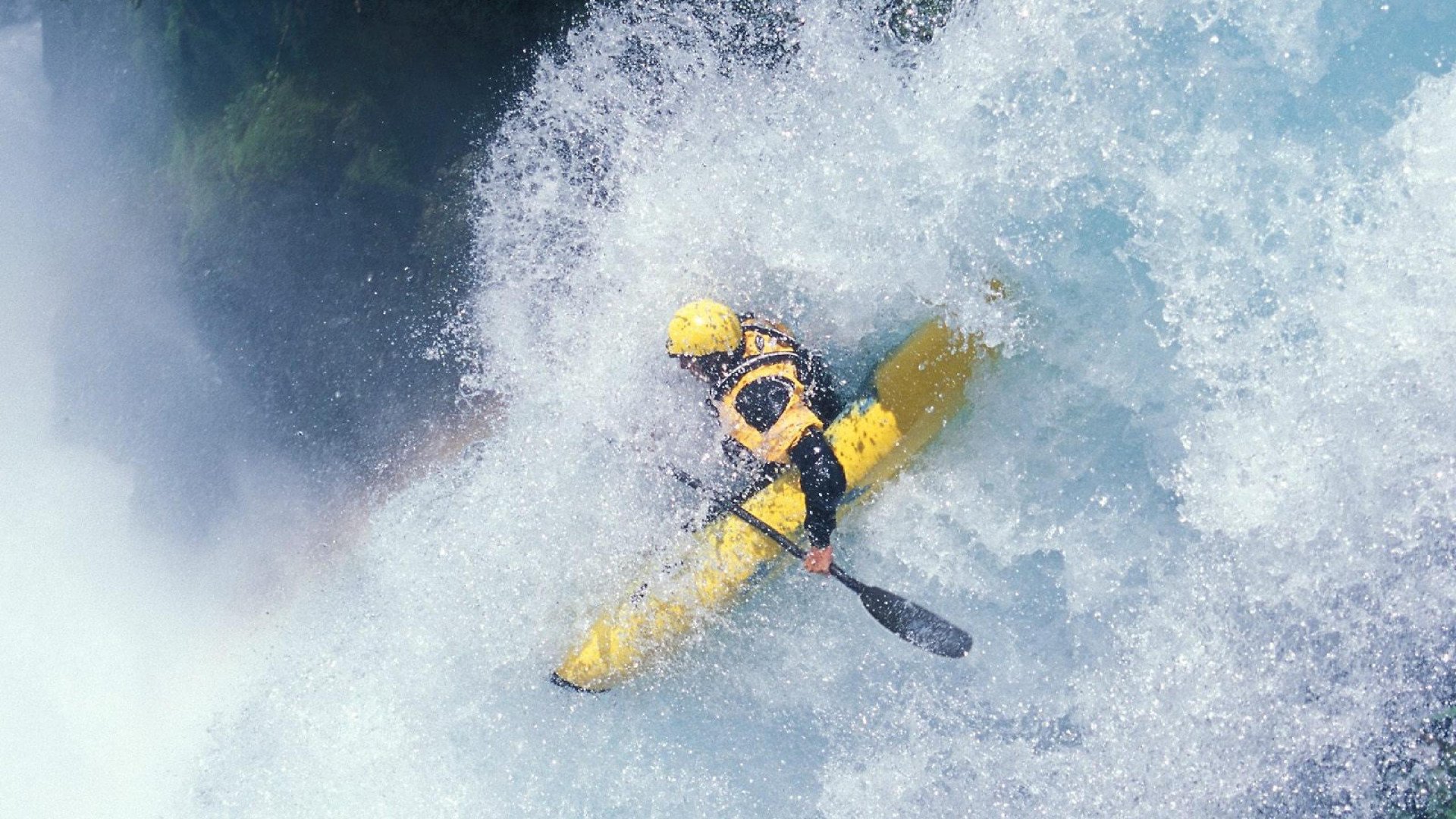 国际体操赛事精彩纷呈，多位选手完成高难度动作，国际体操队